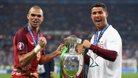 Salah satu momen kebersamaan lain di antara Pepe dengan Ronaldo, ketika merayakan gelar juara Euro 2016. Foto: Getty Images/Laurence Griffiths