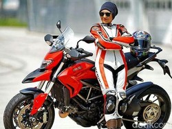 Cantik, Berhijab, dan Jago Naik Ducati
