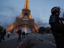 Turis di Menara Eiffel Sempat Dievakuasi Gara-gara Alarm Palsu Berbunyi