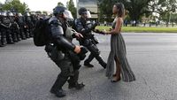 Foto Penangkapan Wanita AS Saat Demo Mendunia