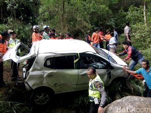 Mobil Masuk ke Jurang di Karanganyar, 2 Orang Tewas Mobil Masuk ke Jurang di Karanganyar, 2 Orang Tewas