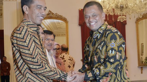 Presiden Joko Widodo (kiri) dan mantan Panglima TNI Jenderal TNI Gatot Nurmantyo (kanan), di Jakarta, 2016.
