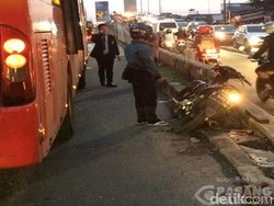 Bus TransJ Senggol Pemotor di Pesing Jakbar
