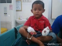 Orang Tua Asyik Main Facebook Saat Anaknya Terjepit Pagar Jembatan Suroboyo