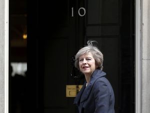 Jabat PM Inggris, Theresa May Langsung Reshuffle Kabinet Jabat PM Inggris, Theresa May Langsung Reshuffle Kabinet