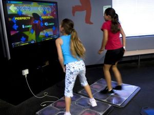 Lincahnya Kakek Nenek Ini Saat Main Game DDR