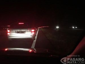 Kelelahan, Pengendara Berhenti di Bahu Jalan Tol Cipali dan Bikin Macet