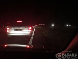 Kelelahan, Pengendara Berhenti di Bahu Jalan Tol Cipali dan Bikin Macet