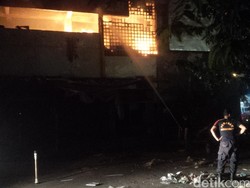 Api di Pasar Aksara Masih Berkobar, 32 Unit Mobil Damkar Dikerahkan