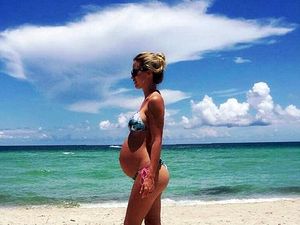 Model Seksi Perlihatkan Momen Bayinya yang Belum Lahir Berputar di Perut