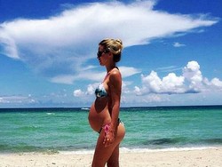 Model Seksi Perlihatkan Momen Bayinya yang Belum Lahir Berputar di Perut