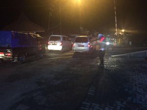 Arus Balik Masih Padat di Ajibarang, Polisi Buka Tutup Perlintasan KA