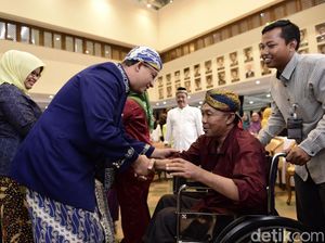 Pakai Baju Adat Sunda, Menteri Anies Sambut Pegawainya Selepas Libur Lebaran