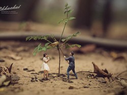 Inspirasi Foto Pre-Wedding: Fotografer Ubah Pasangan Jadi Manusia Mini