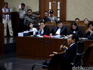 Ayah Mirna vs Jessica di Persidangan