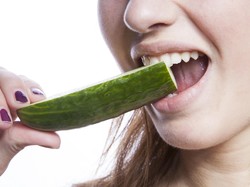 Makan Timun Bikin Darah Haid Tersisa di Dinding Rahim? Cek Faktanya di Sini