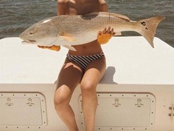 Berbikini dengan Ikan Hidup untuk Tutupi Payudara Jadi Tren di Instagram