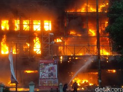 Polisi Bersenjata Lengkap Siaga di Lokasi Kebakaran Pasar Aksara Medan