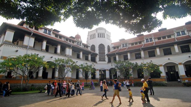 Sejumlah wisatawan mengunjungi kawasan obyek wisata sejarah Lawang Sewu di Semarang, Jawa Tengah, Senin (11/7). Selama libur Lebaran 2016 ini jumlah wisatawan yang berkunjung di Cagar Budaya peninggalan masa kolonial Belanda yang berdiri pada 1904 tersebut mmengalami lonjakan lebih dari dua kali lipat dibandingkan hari libur biasa lainnya. ANTARA FOTO/Aditya Pradana Putra/foc/16.