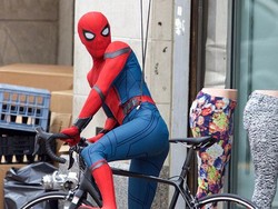 Melihat Spider-Man Naik Sepeda di Jalanan Atlanta