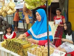 Pedagang ini Raup Untung Jelang Lebaran Ketupat