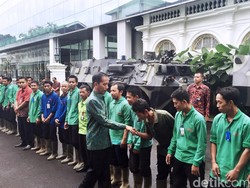 Presiden Jokowi Temui Pegawai Taman dan Kebersihan di Istana Bogor