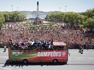 Ribuan Suporter Sambut Parade Juara Portugal di Lisbon