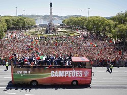 Ribuan Suporter Sambut Parade Juara Portugal di Lisbon