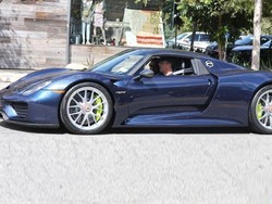 5 Seleb Hollywood Pengguna Mobil Hijau Selain Prius