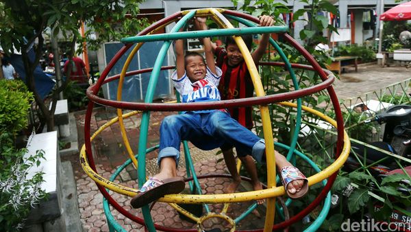 Melihat Aktivitas Warga Kampung Deret Petogogan