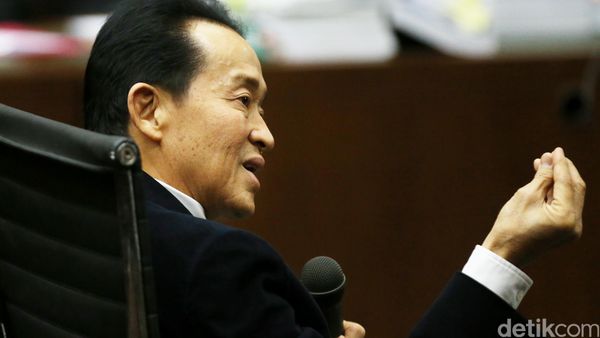 Ayahanda Mirna Bersaksi Dalam Kasus Jessica