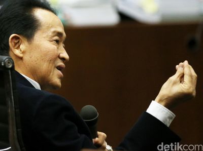 Ayahanda Mirna Bersaksi Dalam Kasus Jessica