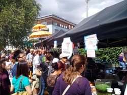 Warga Oxford Antre untuk Cicipi Sate dan Mie Bakso