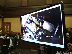 Rekaman 3 CCTV yang Diputar Berisi Kedatangan Mirna Hingga Dibawa Keluar Kafe