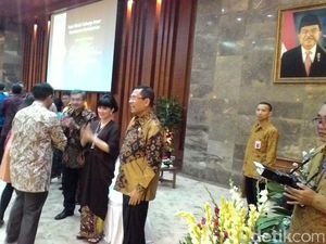 Menperin Beri Kejutan ke Anak Buah di Acara Halalbihalal Menperin Beri Kejutan ke Anak Buah di Acara Halalbihalal