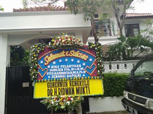 Karangan Bunga Berdatangan ke Rumah Komjen Tito Jelang Pelantikan Jadi Kapolri