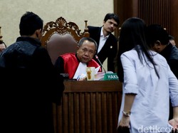 Jaksa Tunjukkan Sisa Kopi Mirna ke Hani dan Jessica di Depan Hakim