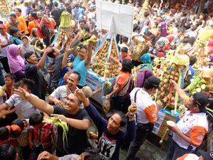 Meriahnya Bakdan Kupat di Klaten, Ribuan Orang Berebut 37 Gunungan