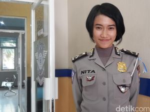 Polwan Cantik di Malang Ini Bantu Balita yang Sakit Saat Terjebak Arus Balik