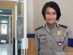 Polwan Cantik di Malang Ini Bantu Balita yang Sakit Saat Terjebak Arus Balik