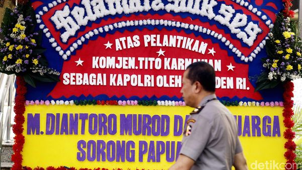 Karangan Bunga untuk Komjen Tito Mulai Berdatangan