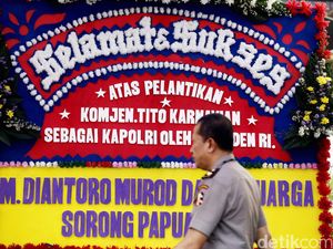 Karangan Bunga untuk Komjen Tito Mulai Berdatangan