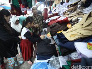 Hari Terakhir Liburan, Orang Tua Sibuk Berburu Perlengkapan Sekolah