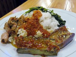 Makan Nasi Campur Aneka Lauk di 4 Tempat Bernuansa Nyaman Ini Makan Nasi Campur Aneka Lauk di 4 Tempat Bernuansa Nyaman Ini