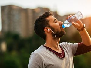 Percaya Nggak? Manusia Konsumsi 52 Ribu Partikel Plastik Per Tahun