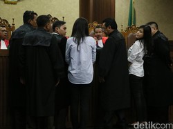 Jaksa Buka Botol Berisi Sisa Kopi Mirna, Hakim Tutup Hidung