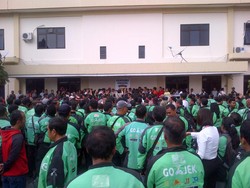 Ratusan Driver Go-Jek Serbu Mapolrestabes Semarang Saksikan Pembunuh Rekannya