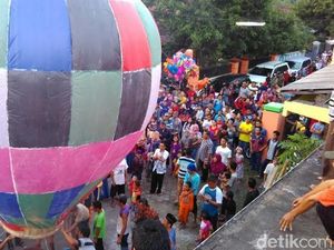 Warga Jombang Terbangkan Balon Sebagai Tradisi Rayakan Lebaran Ketupat