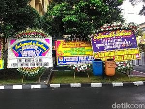 Karangan Bunga untuk Tito di Mabes Polri: Dari Bupati Hingga Ketua RW