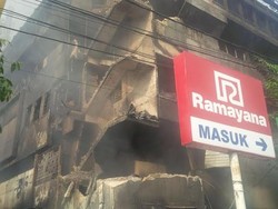 Beberapa Bagian Bangunan Pasar Aksara Medan yang Terbakar Ambruk